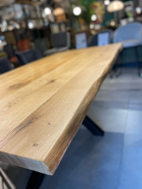 Stół z litego drewna dębowego Live Edge 200 x 105cm Stół z litego drewna dębowego Live Edge 200 x 105cm