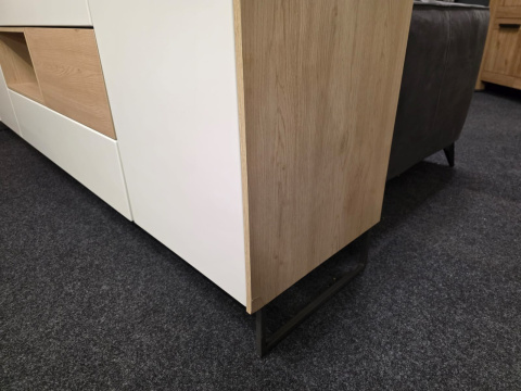 Komoda 240 cm Xooon Lindfield DEFEKT Komoda 240 cm Xooon Lindfield DEFEKT