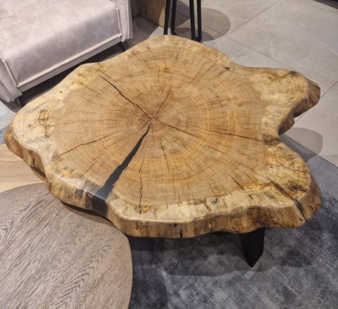 Stolik kawowy z plastra dębu, nieregularny, lakierowany, 115x90 cm gr 10 cm Stolik kawowy z plastra dębu, nieregularny, lakierowany, 115x90 cm gr 10 cm