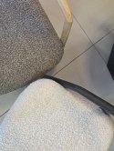 [na zmówienie] Krzesło z podłokietnikami DANTE, kremowa tkanina bouclé, nogi z litego dębu w kolorze antracytu