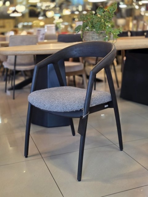 [na zmówienie] Krzesło z podłokietnikami DANTE, szara tkanina bouclé, nogi z litego dębu w kolorze antracytu