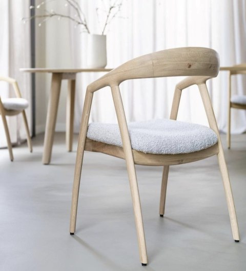 [na zmówienie] Krzesło z podłokietnikami DANTE, tkanina bouclé Creme, nogi z litego dębu