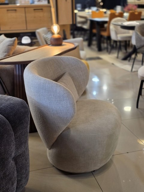 Designerski fotel wypoczynkowy SOLEE XOOON, obrotowy 360°, z poduszką lędźwiową, tkanina Luton i Cadiz, kolor kremowy Designerski fotel wypoczynkowy SOLEE XOOON, obrotowy 360°, z poduszką lędźwiową, tkanina Luton i Cadiz, kolor kremowy