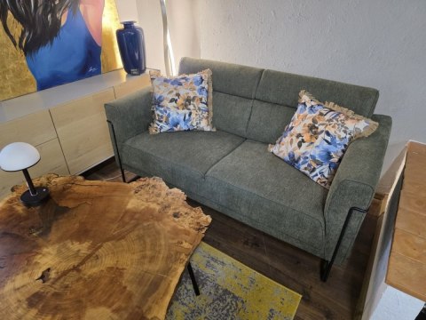 Nowoczesna sofa 2-osobowa FISKARDO XOOON, zielona tkanina pleciona, czarna metalowa rama Nowoczesna sofa 2-osobowa FISKARDO XOOON, zielona tkanina pleciona, czarna metalowa rama