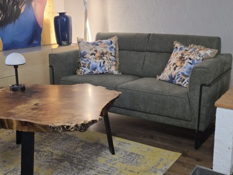 Nowoczesna sofa 2-osobowa FISKARDO XOOON, zielona tkanina pleciona, czarna metalowa rama Nowoczesna sofa 2-osobowa FISKARDO XOOON, zielona tkanina pleciona, czarna metalowa rama