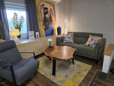 Nowoczesna sofa 2-osobowa FISKARDO XOOON, zielona tkanina pleciona, czarna metalowa rama Nowoczesna sofa 2-osobowa FISKARDO XOOON, zielona tkanina pleciona, czarna metalowa rama