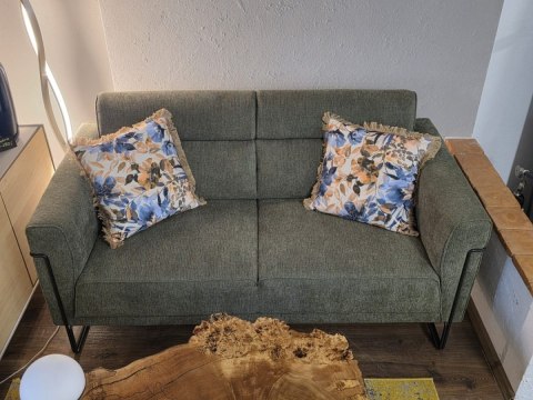 Nowoczesna sofa 2-osobowa FISKARDO XOOON, zielona tkanina pleciona, czarna metalowa rama Nowoczesna sofa 2-osobowa FISKARDO XOOON, zielona tkanina pleciona, czarna metalowa rama