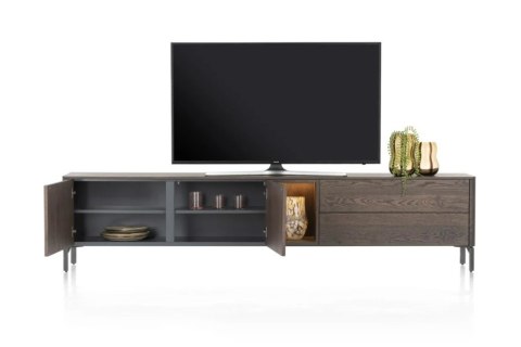 Nowoczesna szafka RTV TRENTON 240 cm, fornir dębowy w kolorze clay, na metalowych nogach lub cokole, z oświetleniem LED. Nowoczesna szafka RTV TRENTON 240 cm, fornir dębowy w kolorze clay, na metalowych nogach lub cokole, z oświetleniem LED.