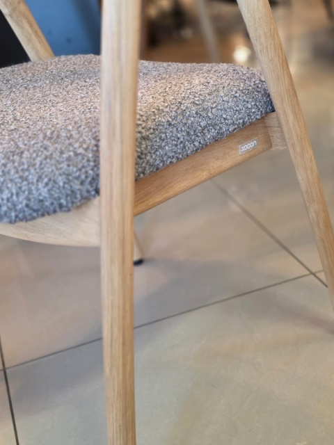 [OD RĘKI] Krzesło z podłokietnikami DANTE, tkanina bouclé 2 kolory, nogi z litego dębu