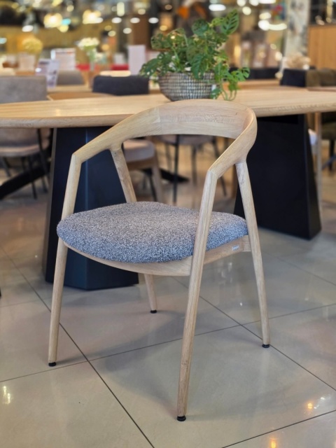 [OD RĘKI] Krzesło z podłokietnikami DANTE, tkanina bouclé 2 kolory, nogi z litego dębu