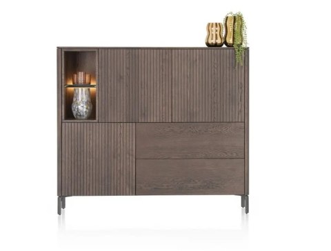 Wysoka komoda / Witryna TRENTON Xooon 153 cm, fornir dębowy, kolor Clay