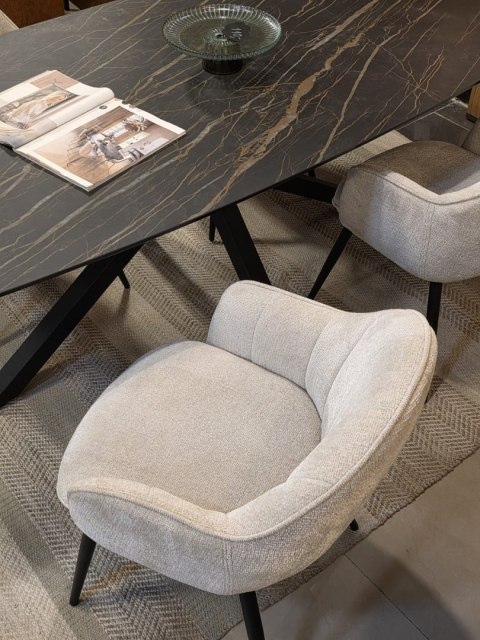 [na zamówienie] Nowoczesne krzesło z podłokietnikami Aron Happy@Home, tkanina Vulcano, kolor kremowy