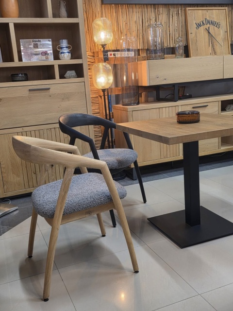 [na zmówienie] Krzesło z podłokietnikami DANTE, szara tkanina bouclé, nogi z litego dębu