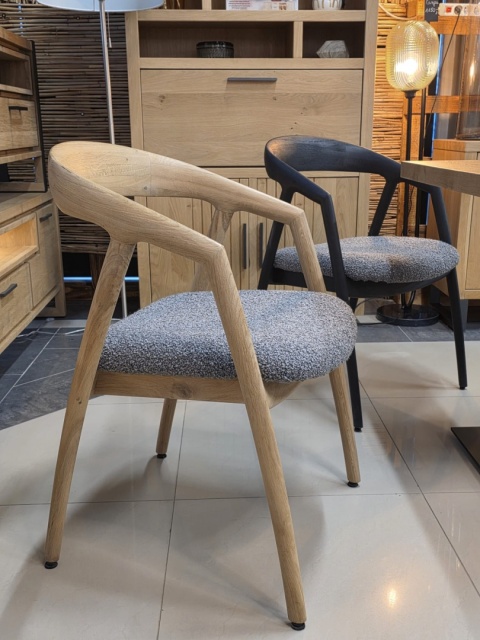 [na zmówienie] Krzesło z podłokietnikami DANTE, szara tkanina bouclé, nogi z litego dębu