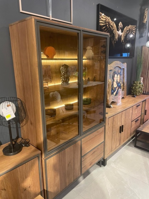 (K, defekt) Wysoka witryna industrialna TRAPANI 120x210 cm, fornir mango 'smoked', z oświetleniem LED.