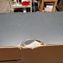 (M, defekt) Komoda TRENTON 210 cm z forniru dębowego w kolorze clay, metalowa podstawa, 2 drzwi, 3 szuflady, 2 nisze LED (M, defekt) Komoda TRENTON 210 cm z forniru dębowego w kolorze clay, metalowa podstawa, 2 drzwi, 3 szuflady, 2 nisze LED