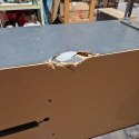 (M, defekt) Komoda TRENTON 210 cm z forniru dębowego w kolorze clay, metalowa podstawa, 2 drzwi, 3 szuflady, 2 nisze LED (M, defekt) Komoda TRENTON 210 cm z forniru dębowego w kolorze clay, metalowa podstawa, 2 drzwi, 3 szuflady, 2 nisze LED