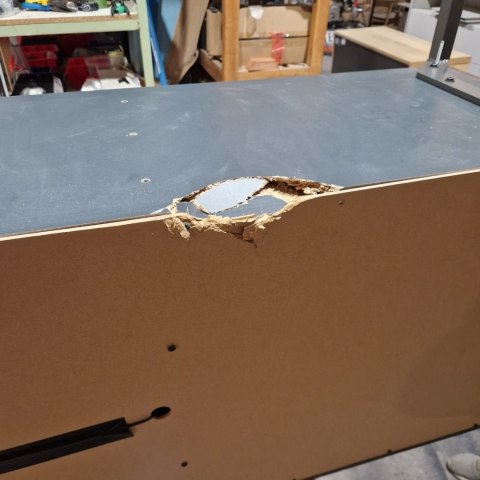 (M, defekt) Komoda TRENTON 210 cm z forniru dębowego w kolorze clay, metalowa podstawa, 2 drzwi, 3 szuflady, 2 nisze LED (M, defekt) Komoda TRENTON 210 cm z forniru dębowego w kolorze clay, metalowa podstawa, 2 drzwi, 3 szuflady, 2 nisze LED