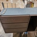 (M, defekt) Komoda TRENTON 210 cm z forniru dębowego w kolorze clay, metalowa podstawa, 2 drzwi, 3 szuflady, 2 nisze LED (M, defekt) Komoda TRENTON 210 cm z forniru dębowego w kolorze clay, metalowa podstawa, 2 drzwi, 3 szuflady, 2 nisze LED