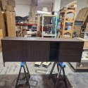 (M, defekt) Komoda TRENTON 210 cm z forniru dębowego w kolorze clay, metalowa podstawa, 2 drzwi, 3 szuflady, 2 nisze LED (M, defekt) Komoda TRENTON 210 cm z forniru dębowego w kolorze clay, metalowa podstawa, 2 drzwi, 3 szuflady, 2 nisze LED