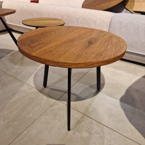 Stolik Boczny/Kawowy HALMSTAD okrągły, fornir dębowy, metalowe nogi (Xooon) Stolik Boczny/Kawowy HALMSTAD okrągły, fornir dębowy, metalowe nogi (Xooon)