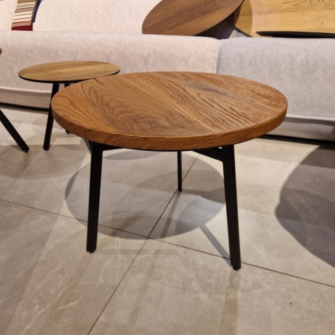 Stolik Boczny/Kawowy HALMSTAD okrągły, fornir dębowy, metalowe nogi (Xooon) Stolik Boczny/Kawowy HALMSTAD okrągły, fornir dębowy, metalowe nogi (Xooon)