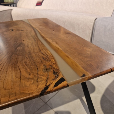 Stolik Kawowy z Litego Drewna Orzechowego z Żywicą Epoksydową 90x50 cm Stolik Kawowy z Litego Drewna Orzechowego z Żywicą Epoksydową 90x50 cm
