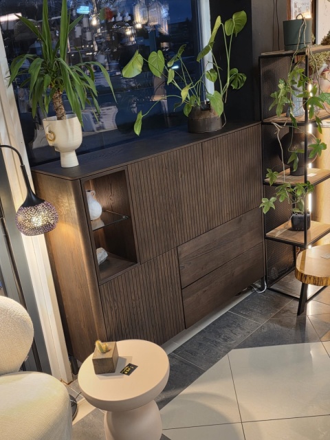 Wysoka komoda / Witryna TRENTON Xooon 153 cm, fornir dębowy, kolor Clay