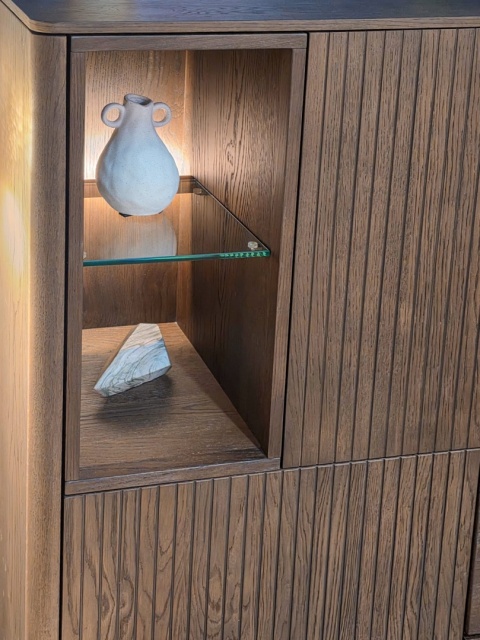 Wysoka komoda / Witryna TRENTON Xooon 153 cm, fornir dębowy, kolor Clay