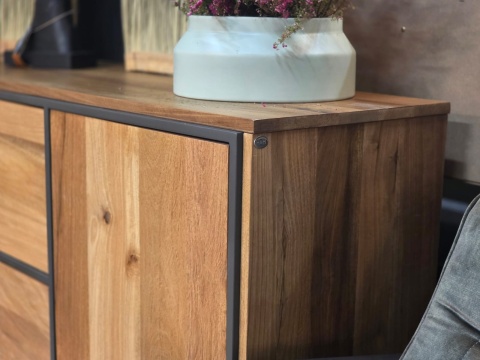 Industrialna komoda TRAPANI 240 cm, fornir z mango 'smoked' na metalowej podstawie.