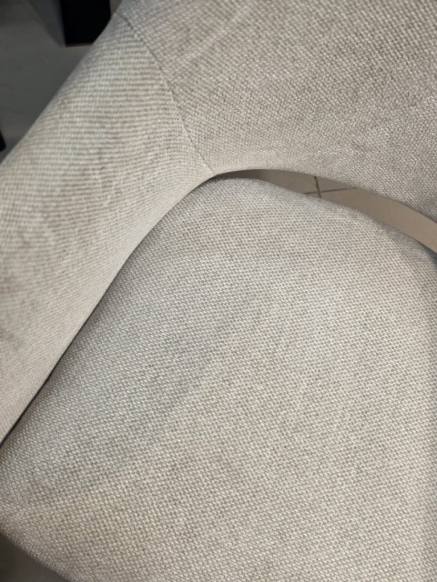 (R, od ręki) Fotel obrotowy z podłokietnikami FINN w tkaninie Livigno, kremowy z grafitową podstawą