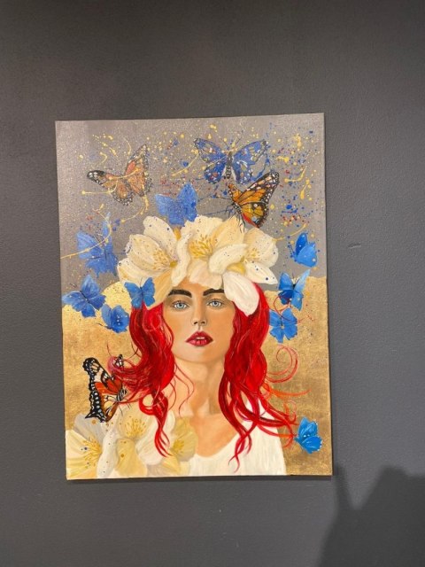 Obraz Ręcznie Malowany "Motyla Aura" - Kobieta w Kwiatach 58x78 cm