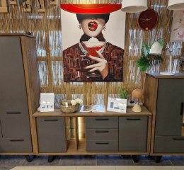 Obraz Akrylowy na Płótnie „Wiśniowa Pokusa” – Kobieta w Czerwonym Kapeluszu 100x120 cm