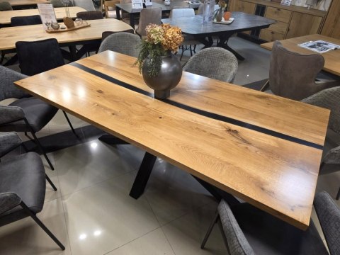 Stół dębowy z rzekami żywicy 'RIVER' 210x100 cm, blat lity dąb, nogi metalowe czarne