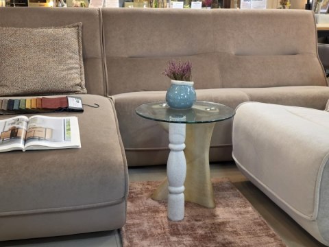 Stolik Boczny/Pomocniczy ANNA Coco Maison, Szklany Blat, Podstawa Rzeźbiarska Polyresin, Kolor Biały/Naturalny