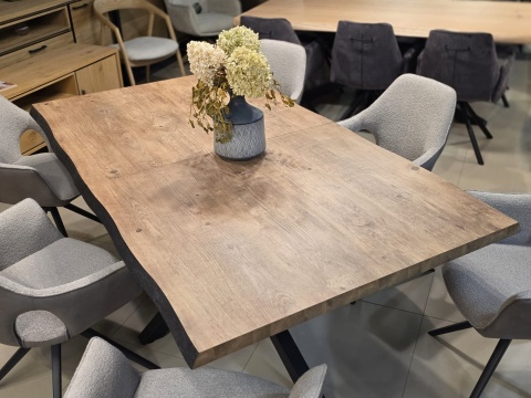 Designerski fotel obrotowy do jadalni INAYA XOOON, tapicerowany tkaniną bouclé Malmo i Pala, z czarną metalową podstawą