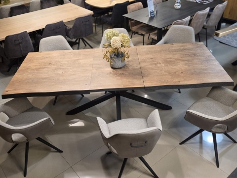 Designerski fotel obrotowy do jadalni INAYA XOOON, tapicerowany tkaniną bouclé Malmo i Pala, z czarną metalową podstawą