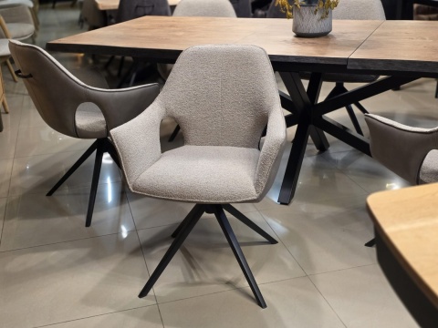 Designerski fotel obrotowy do jadalni INAYA XOOON, tapicerowany tkaniną bouclé Malmo i Pala, z czarną metalową podstawą