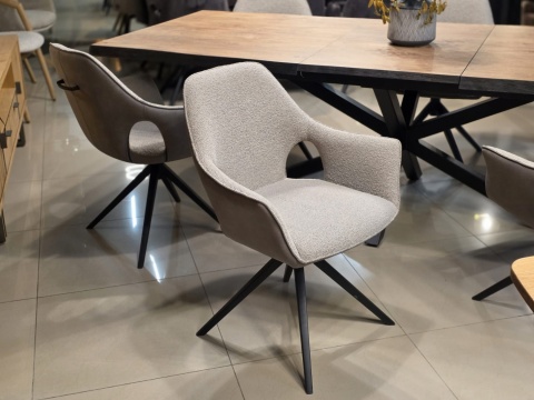 Designerski fotel obrotowy do jadalni INAYA XOOON, tapicerowany tkaniną bouclé Malmo i Pala, z czarną metalową podstawą