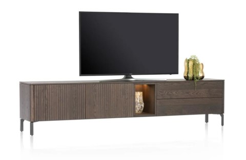 Nowoczesna szafka RTV TRENTON 240 cm, fornir dębowy w kolorze clay, na metalowych nogach lub cokole, z oświetleniem LED.