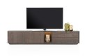 Nowoczesna szafka RTV TRENTON 240 cm, fornir dębowy w kolorze clay, na metalowych nogach lub cokole, z oświetleniem LED.