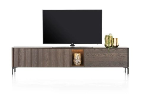 Nowoczesna szafka RTV TRENTON 240 cm, fornir dębowy w kolorze clay, na metalowych nogach lub cokole, z oświetleniem LED.