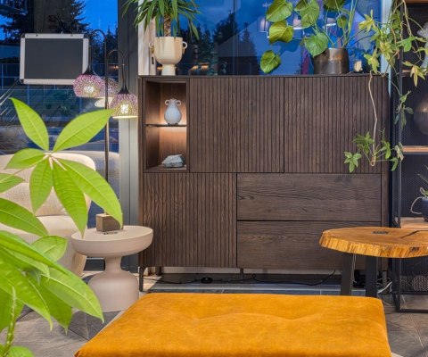 Wysoka komoda / Witryna TRENTON Xooon 153 cm, fornir dębowy, kolor Clay