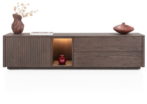 [na zamówienie] Szafka RTV / Lowboard TRENTON 180 cm, Fornir Dębowy Kolor Clay, Lamele, LED, 3w1 (Nogi/Cokół/Wisząca) - XOOON