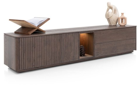 [na zamówienie] Szafka RTV / Lowboard TRENTON 210 cm, Fornir Dębowy Kolor Clay, Lamele, Opcja Cokołu lub Nóżek - XOOON