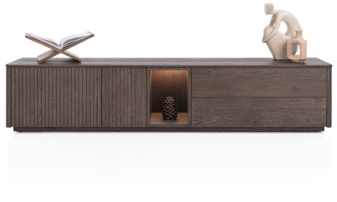 [na zamówienie] Szafka RTV / Lowboard TRENTON 210 cm, Fornir Dębowy Kolor Clay, Lamele, Opcja Cokołu lub Nóżek - XOOON