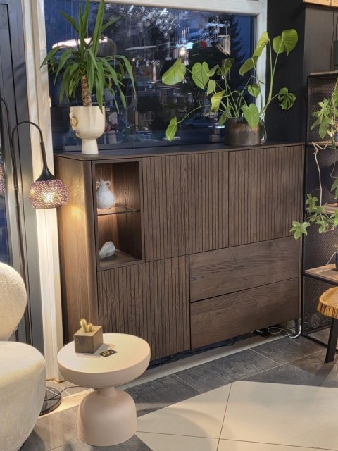 [na zamówienie]Wysoka komoda / Witryna TRENTON Xooon 153 cm, fornir dębowy, kolor Clay