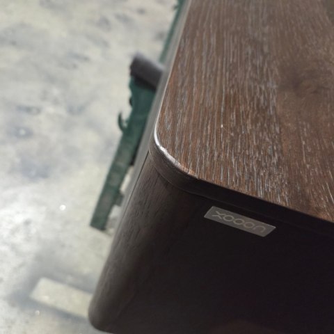 [M, defekt] Nowoczesna szafka RTV TRENTON 240 cm, fornir dębowy w kolorze clay, na metalowych nogach, z oświetleniem LED.