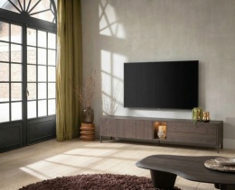 [M, defekt #1] Nowoczesna szafka RTV TRENTON 240 cm, fornir dębowy w kolorze clay, na metalowych nogach, z oświetleniem LED.