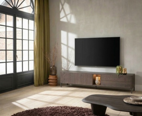 Nowoczesna szafka RTV TRENTON 240 cm, fornir dębowy w kolorze clay, na metalowych nogach lub cokole, z oświetleniem LED.